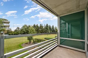 9655 Woods Dr, Skokie, IL 60077 - Photo 17