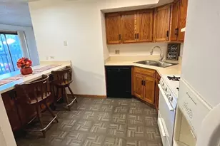 884 N Prairie Ave, Joliet, IL 60435 - Photo 11