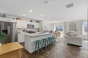 717 Wellington Ln, Cary, IL 60013 - Photo 3