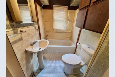 913 S 15th Avenue, Freeport, IL 61032 - Photo 9