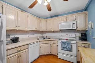 2000 St Regis Dr, Lombard, IL 60148 - Photo 9