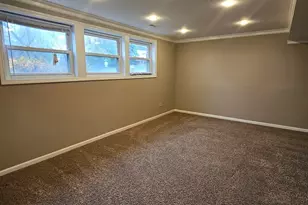 600 Hawthorne Ln, Carpentersville, IL 60110 - Photo 7