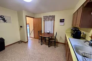 1724 9th St, Peru, IL 61354 - Photo 3