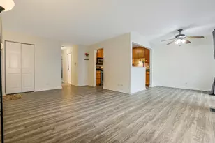 402 Sandalwood Ln, Schaumburg, IL 60193 - Photo 5