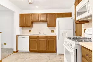 304 Glasgow Ln, Schaumburg, IL 60194 - Photo 5