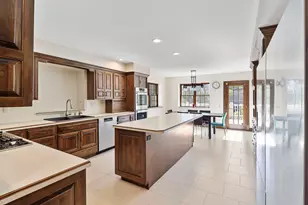 3211 Leafy Ln, Bloomington, IL 61704 - Photo 7