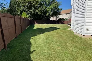 1229 Pennsbury Ln, Aurora, IL 60502 - Photo 3