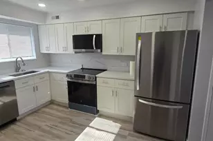 9475 Bay Colony Dr, Des Plaines, IL 60016 - Photo 5