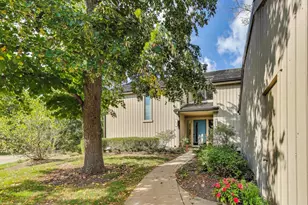 220 Thornhill Ct, Lake Barrington, IL 60010 - Photo 1