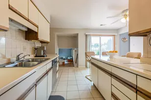 10927 S Circle Dr, Palos Hills, IL 60465 - Photo 13