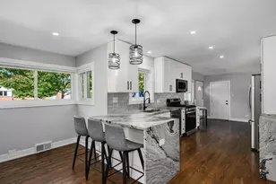 7225 N East Prairie Rd, Lincolnwood, IL 60712 - Photo 13