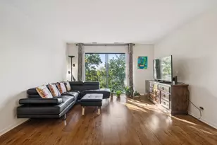 2050 Valencia Dr, Northbrook, IL 60062 - Photo 3