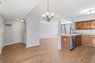 610 Four Seasons Blvd, Aurora, IL 60504 - Photo 5