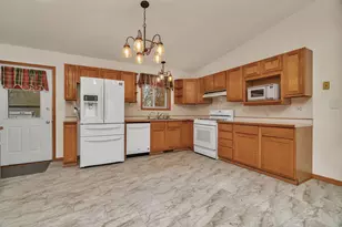 225 Fossil Cove Ln, Wilmington, IL 60481 - Photo 7