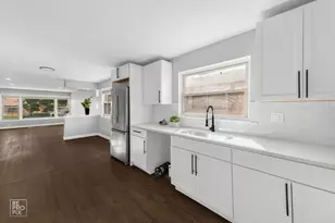 9134 S Marquette Ave, Chicago, IL 60617 - Photo 3