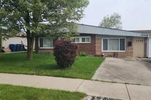 7826 W 98th Pl, Hickory Hills, IL 60457 - Photo 1