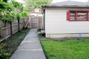 7627 S Cornell Ave, Chicago, IL 60649 - Photo 17