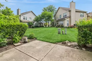 879 Dandridge Ct, Elgin, IL 60120 - Photo 5