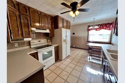 977 N Oakland Avenue, Decatur, IL 62522 - Photo 9