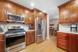 111 Midway Ln, Vernon Hills, IL 60061 - Photo 9