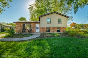 2103 Witchwood Ln, Lindenhurst, IL 60046 - Photo 1