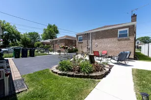 8805 S California Ave, Evergreen Park, IL 60805 - Photo 7