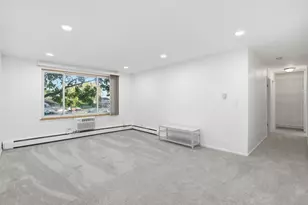 1375 Rebecca Dr, Hoffman Estates, IL 60169 - Photo 5