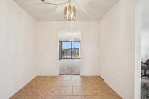 453 Raintree Dr, Glen Ellyn, IL 60137 - Photo 7