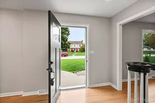 27 S Canterbury Rd, Aurora, IL 60506 - Photo 3