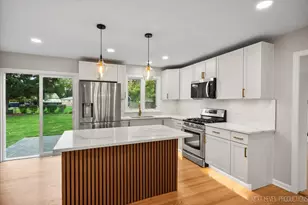 27 S Canterbury Rd, Aurora, IL 60506 - Photo 5