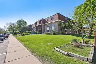 600 Mesa Dr, Hoffman Estates, IL 60169 - Photo 3