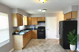 2724 Lake Park Dr, Lynwood, IL 60411 - Photo 5