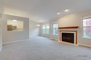 543 Grosse Pointe Cir, Vernon Hills, IL 60061 - Photo 5