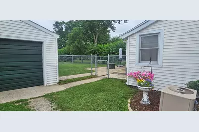 274 W Sheffield Street, Saint Anne, IL 60964 - Photo 25