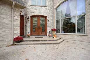 11226 Hiawatha Ln, Indian Head Park, IL 60525 - Photo 3