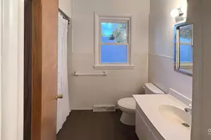 2032 W Laurel St, Freeport, IL 61032 - Photo 9