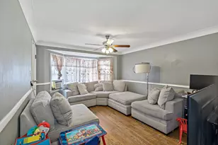 8122 S Kingston Ave, Chicago, IL 60617 - Photo 5