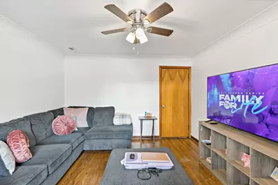 8122 S Kingston Avenue, Chicago, IL 60617 - Photo 9