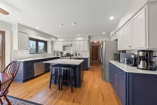 73 Venetian Way Cir, Wheaton, IL 60189 - Photo 3