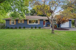 2 Sunset Ln, Algonquin, IL 60102 - Photo 1