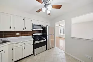 291 Gregory St, Aurora, IL 60504 - Photo 5