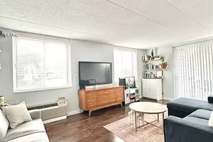 75 Kristin Cir, Schaumburg, IL 60195 - Photo 5