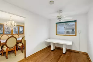 132 Tanglewood Dr, Elk Grove Village, IL 60007 - Photo 9