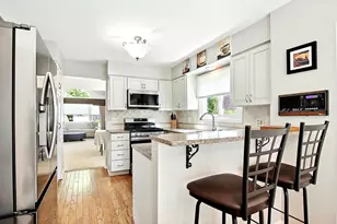 2770 Sandalwood Rd, Buffalo Grove, IL 60089 - Photo 5