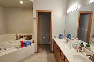 2013 Jeffrey Ln, Elgin, IL 60123 - Photo 17