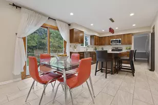 611 Woodbridge Dr, Elgin, IL 60124 - Photo 5