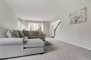 611 Woodbridge Dr, Elgin, IL 60124 - Photo 9