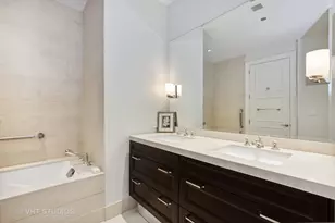118 E Erie St, Chicago, IL 60611 - Photo 9