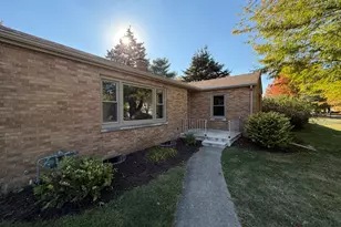 1011 Monroe Dr, Bloomington, IL 61701 - Photo 3