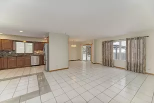 870 Longford Dr, Roselle, IL 60172 - Photo 5